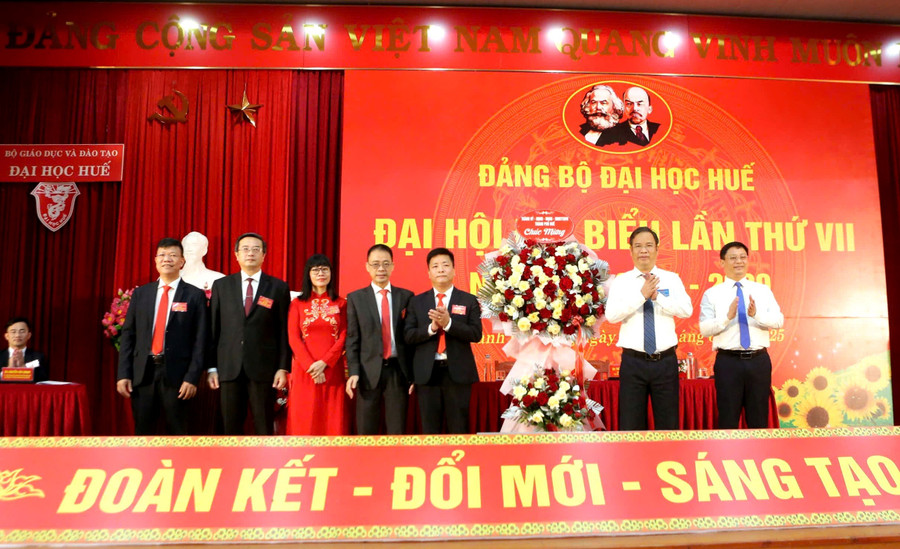 Lãnh đạo TP Huế tặng hoa chúc mừng Đại hội Đảng bộ Đại học Huế nhiệm kỳ 2025-2030.
