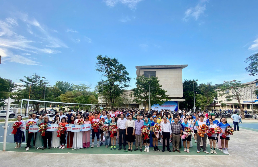 Khai mạc Giải Bóng chuyền truyền thống viên chức, người lao động lần thứ XXVIII Trường Đại học Sư phạm, Đại học Huế. z6575126656794-fbf725ad9375fa0c54affe0b1d350387.jpg