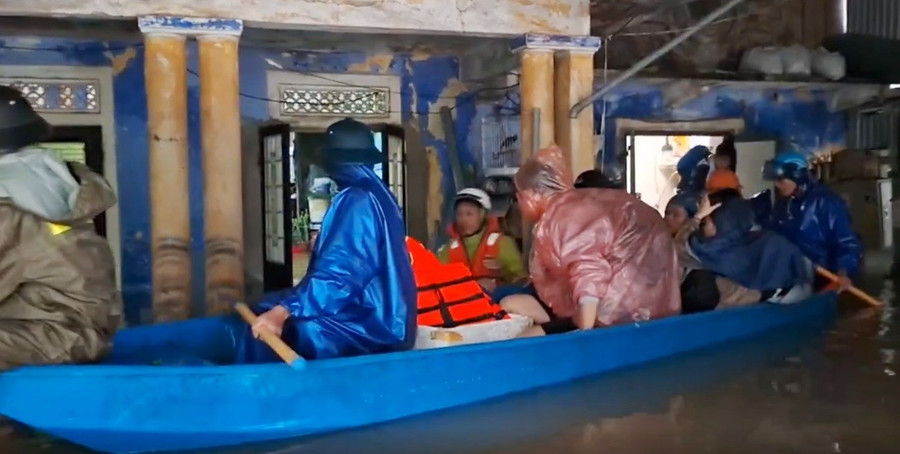 Công an và quân đội phường An Cựu dùng ghe đưa 1 gia đình nước lũ vào nửa nhà đi di tản. 1-1313.jpg
