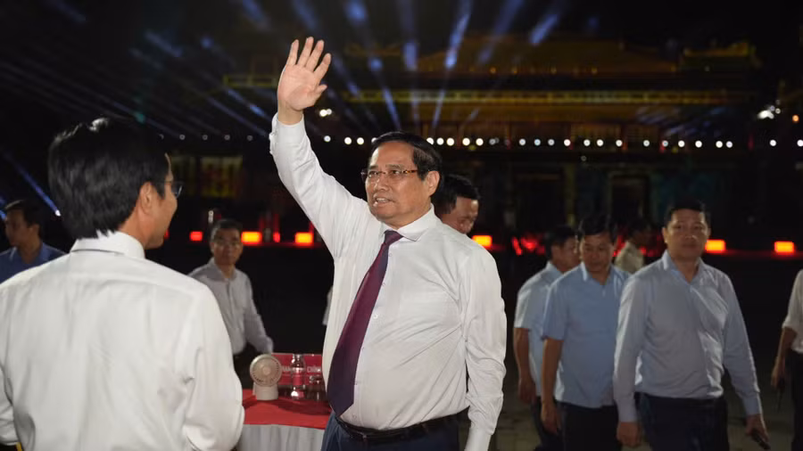 Thủ tướng Phạm Minh Chính chào khán giả TP Huế tại cầu truyền hình đặc biệt mừng 80 năm Quốc khánh. (Ảnh: Minh Hoàng)