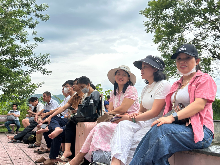 Cô Trương Thị Hoa (Hà Tĩnh) chia sẻ: “Ngay khi biết con có kết quả đỗ tại đây, tôi tranh thủ cùng vào Huế để làm thủ tục nhập học và tìm chỗ ở. Nhờ sự hỗ trợ nhiệt tình của các bạn sinh viên tình nguyện, hai mẹ con hoàn thành thủ tục nhanh chóng, thậm chí còn được giúp tìm phòng trọ”. anh-7.jpg