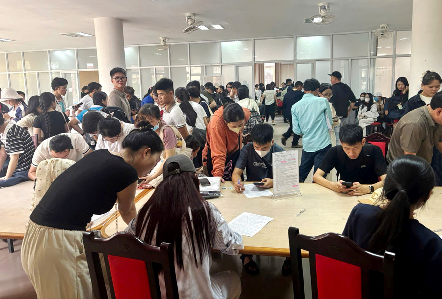 Tại Ký túc xá Đại học Huế hiện đáp ứng khoảng 2.500 sinh viên nội trú trên tổng số gần 60.000 sinh viên chính quy. Phần lớn sinh viên, đặc biệt là những em ở xa, đều mong muốn được ở Ký túc xá vì chi phí hợp lý, an ninh đảm bảo, môi trường tập thể thuận lợi cho học tập. anh-18.jpg