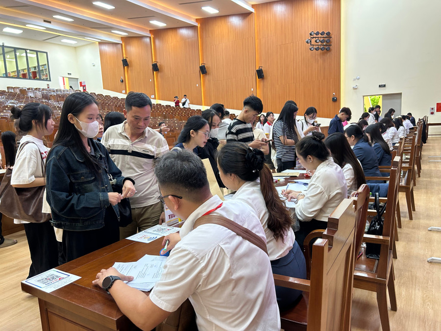 Trong khi đó, tại trường Đại học Luật, Đại học Huế, không khí nhập học cũng không kém phần rộn ràng với đông đảo thí sinh và phụ huynh có mặt từ rất sớm. Trong đợt nhập học đầu tiên này, hơn 500 tân sinh viên đã làm thủ tục nhập học. anh-8.jpg