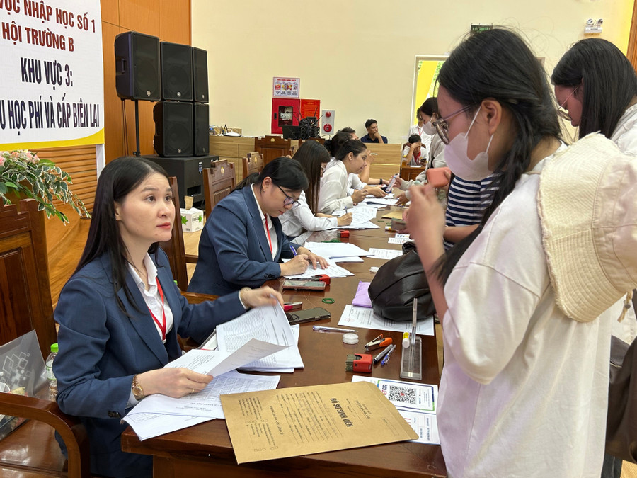 Đội ngũ cán bộ tận tình hỗ trợ, giúp các thủ tục được hoàn tất nhanh chóng. Do ảnh hưởng của bão Kajiki, trường tổ chức nhập học đợt 2 từ ngày 27-28/8 đối với các trường hợp chưa nhập học đợt 1. anh-10.jpg