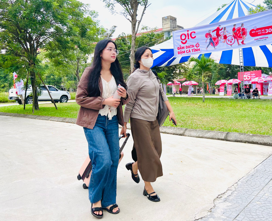 Hình ảnh mẹ cùng con kéo theo va li đồ đạc đến trường nhập học, chuẩn bị cho cuộc sống xa nhà, khiến không khí thêm nhiều cảm xúc. anh-3.jpg