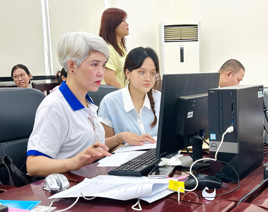 Cán bộ nhà trường tận tình, tỉ mỉ trong việc tiếp nhận hồ sơ nhập học. Tân sinh viên trải qua 5 bước được bố trí tại các khu vực riêng biệt gồm xét duyệt thông tin; kiểm tra điểm ưu tiên; nộp học phí; nộp hồ sơ; nhận đồng phục, làm thẻ sinh viên, thẻ đọc. anh-6.jpg