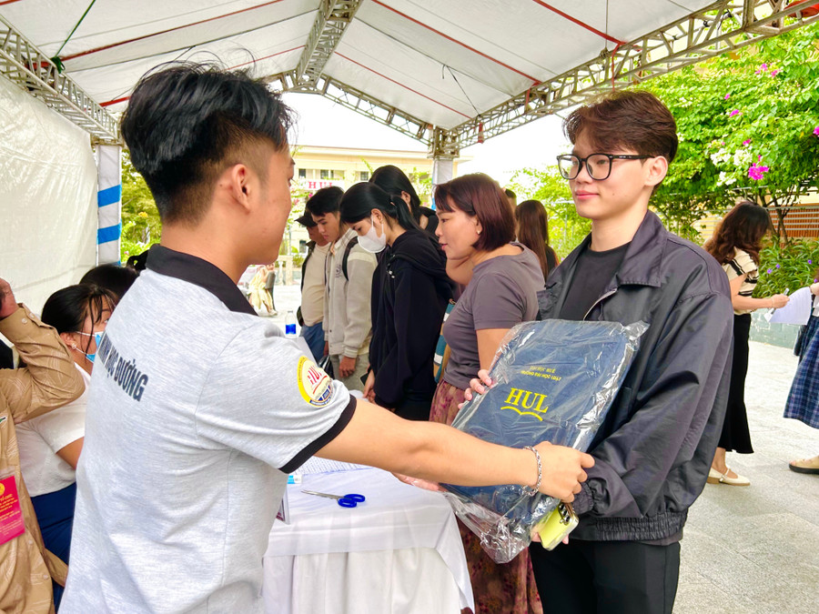 Tân sinh viên Trường Đại học Luật, Đại học Huế nhận balo quà tặng ngay trong ngày làm thủ tục nhập học. anh-12.jpg