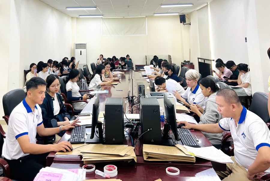 Ngay sau khi công bố điểm chuẩn, nhiều trường đại học tại TP Huế trở nên náo nhiệt với hàng nghìn tân sinh viên và người thân nô nức đến làm thủ tục nhập học. anh-1.jpg