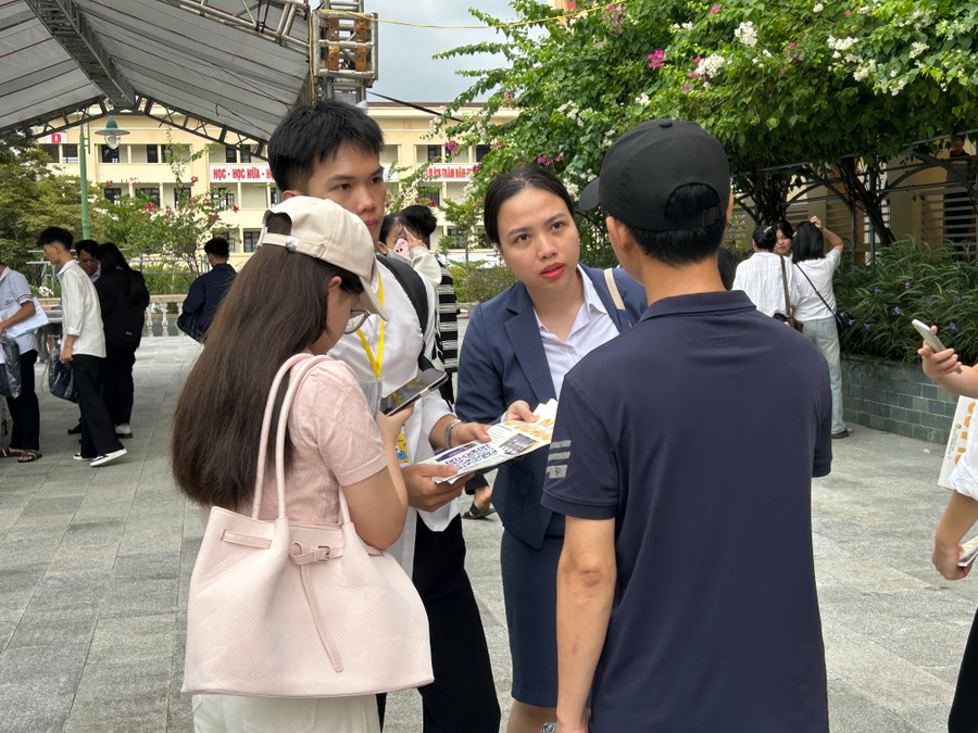 Các thí sinh được hướng dẫn tỉ mỉ từng bước nhập học. Nhà trường đã dành tặng 150 chỗ ở ký túc xá cho những tân sinh viên có hoàn cảnh khó khăn. anh-9.jpg