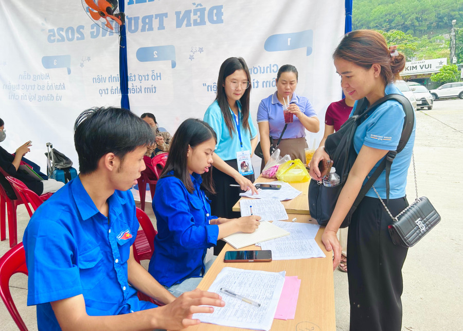 Từ cổng trường đến các phòng làm thủ tục, đội ngũ tình nguyện viên túc trực để hỗ trợ tận tình thí sinh và phụ huynh trong ngày nhập học. anh-5.jpg