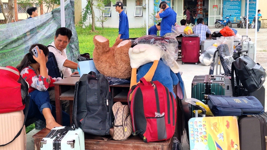 Cha mẹ theo cùng các con đăng ký chỗ ở tại Ký túc xá Đại học Huế. anh-16.jpg