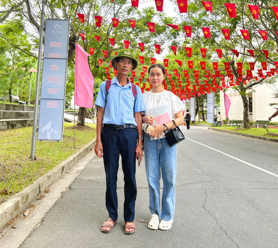 Tại Trường Đại học Ngoại ngữ, Đại học Huế, đông đảo thí sinh và phụ huynh đã đã có mặt từ rất sớm để thực hiện thủ tục nhập học trong năm học mới. anh-2.jpg