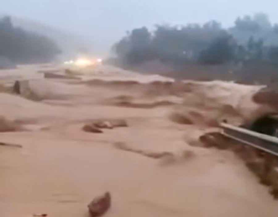 Nước lũ tràn qua cao tốc La Sơn - Hòa Liên đoạn Km14 thuộc TP Huế sáng 27/10.