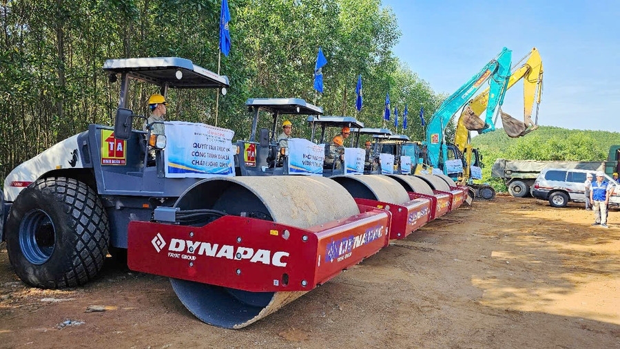 Các phương tiện tiến hành nghi thức khởi công. z6650202578077-7040455a835df7976063c0edfa255aa7.jpg