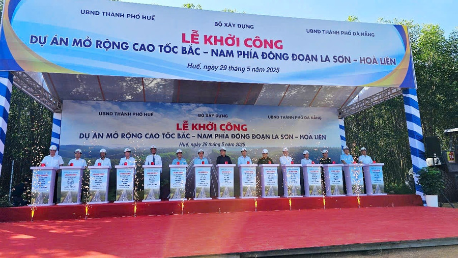 Các đại biểu làm lễ khởi công dự án. z6650202910897-122880465e3fe4332f1cdc40a59d07ad.jpg