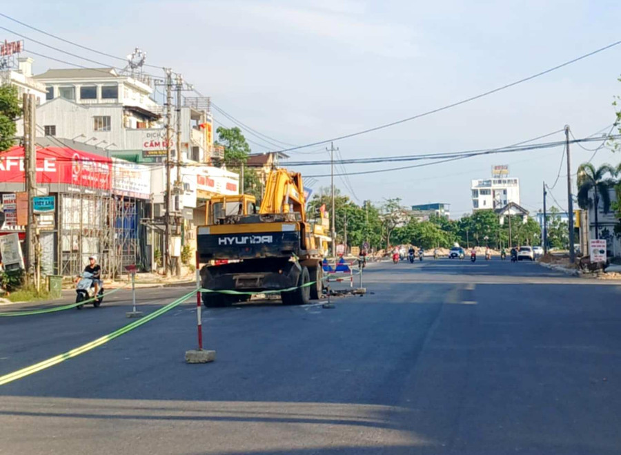 Dự án chỉnh trang vỉa hè, hệ thống cấp, thoát nước đường Phạm Văn Đồng được nhà thầu tiến hành làm trở lại. (Ảnh: Đ.C) e63d5dc5-01a3-433c-8321-e476fe5c9e6b.jpg