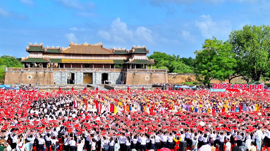 Học sinh Huế xếp nón lá hình ngôi sao khổng lồ tại Quảng trường Ngọ Môn. (Ảnh: Đại Dương)