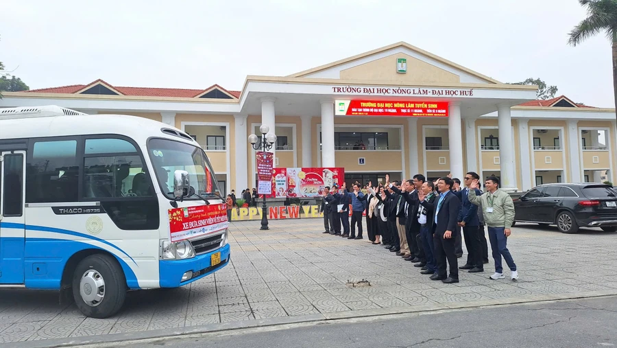 Lãnh đạo Trường Đại học Nông Lâm, Đại học Huế chào sinh viên về Tết trên chuyến xe miễn phí. (Ảnh: Đại Dương)