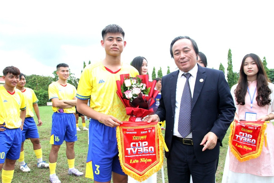 TS Trần Văn Lam, Phó Vụ trưởng Vụ Học sinh, sinh viên, Bộ Giáo dục và Đào tạo tặng cờ lưu niệm các đội bóng. 3.jpg