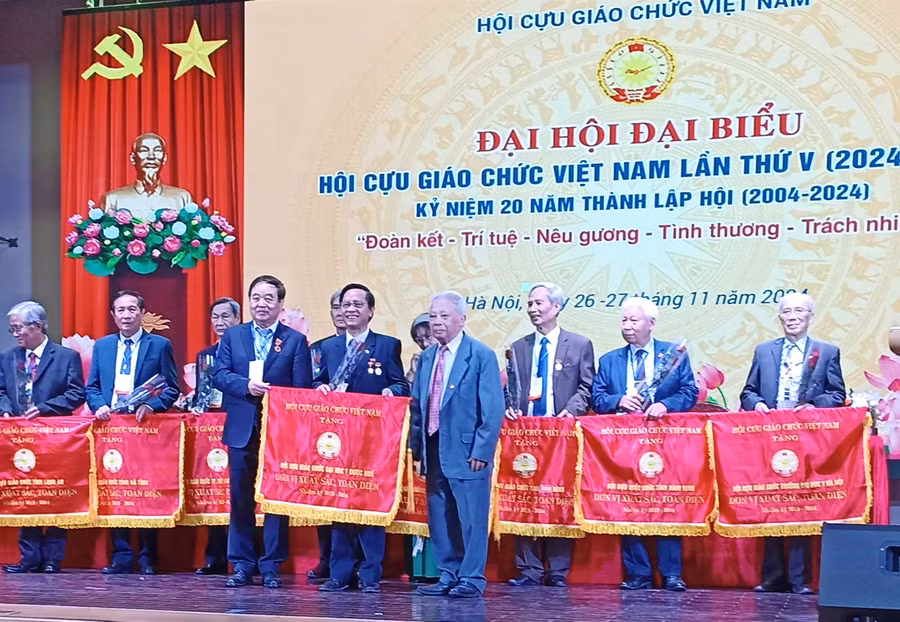 Hội Cựu giáo chức Trường ĐH Y Dược Huế nhận cờ Đơn vị xuất sắc, toàn diện do Trung ương Hội giáo chức Việt Nam trao tặng.