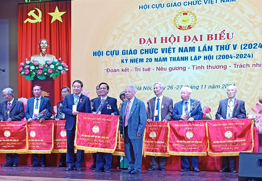 Hội Cựu giáo chức Trường ĐH Y Dược Huế nhận cờ Đơn vị xuất sắc, toàn diện do Trung ương Hội giáo chức Việt Nam trao tặng.