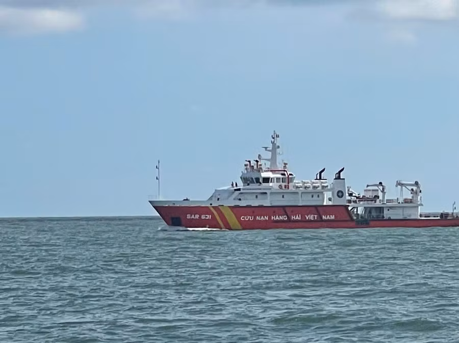 Lực lượng chức năng tìm kiếm ngư dân mất tích trên vùng biển TP Huế sau vụ va chạm làm chìm tàu cá.