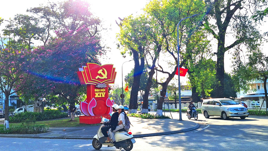 a3-tp-hue-ruc-ro-co-hoa-huong-ve-dai-hoi-xiv-cua-dang.jpg