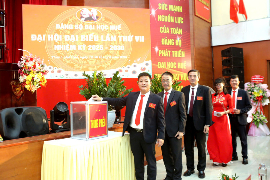 Bỏ phiếu bầu Ban Chấp hành Đảng bộ Đại học Huế lần thứ VII, nhiệm kỳ 2025 – 2030. 8.jpg
