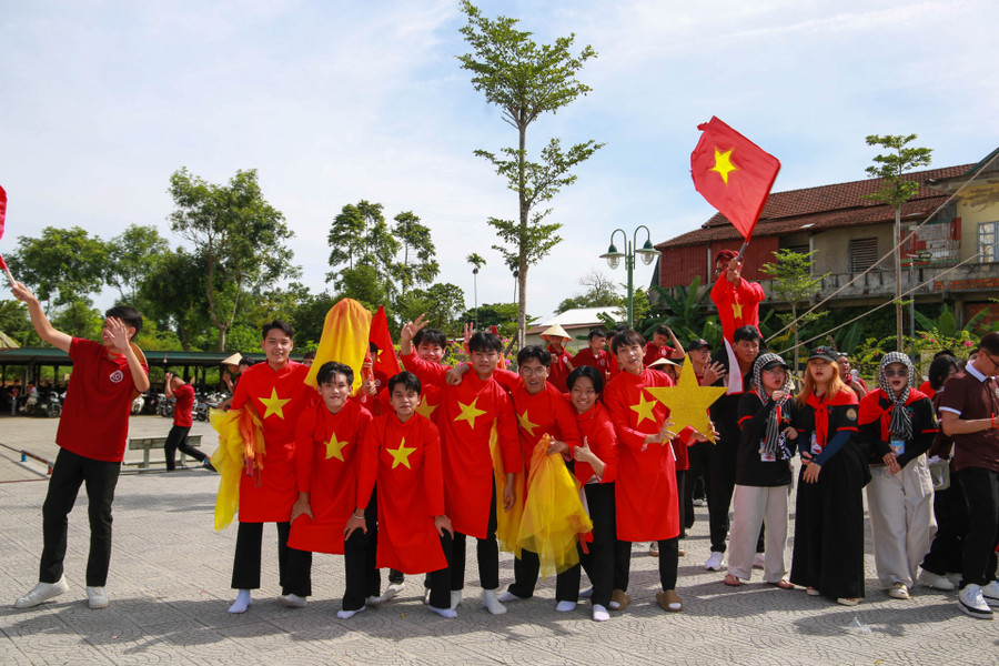 Sắc đỏ sao vàng rực rỡ, lan tỏa tinh thần đoàn kết và niềm tự hào dân tộc của sinh viên Luật Huế. (Ảnh: Hoàng Hải) 290c7880.jpg