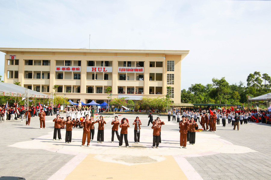 Tân sinh viên bùng nổ trong phần thi Flashmob với các ca khúc về quê hương, đất nước. 290c7829.jpg
