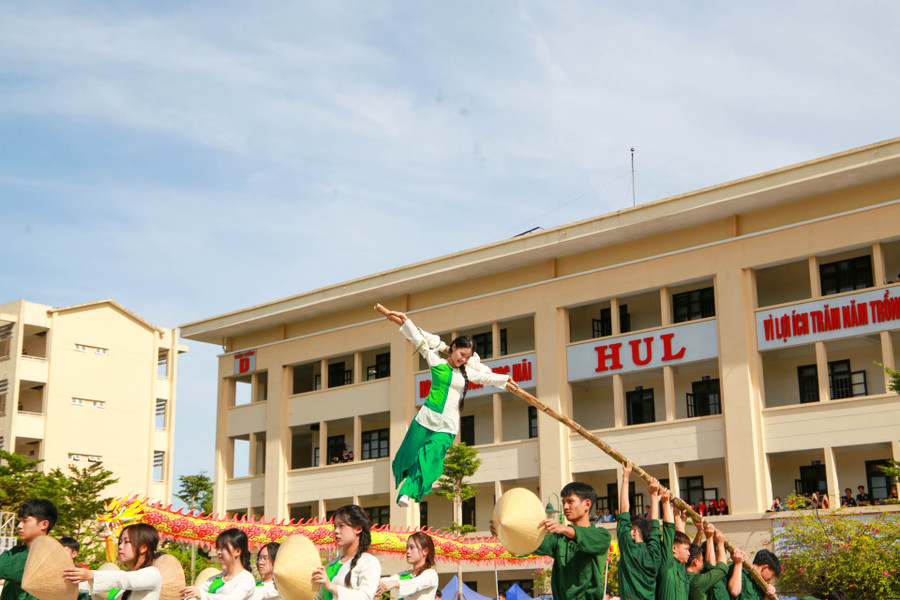 Sự đầu tư công phu trong trình diễn của tân sinh viên. 290c7839.jpg