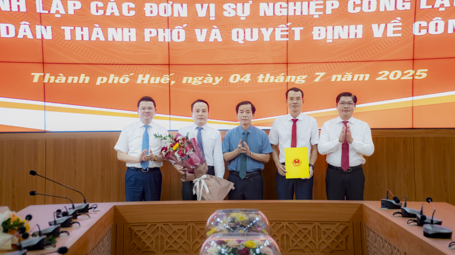 Ông Nguyễn Văn Phương, Chủ tịch UBND TP Huế (giữa) trao quyết định thành lập các Ban Quản lý dự án khu vực 1 và bổ nhiệm cán bộ lãnh đạo Ban. 1-6446.jpg