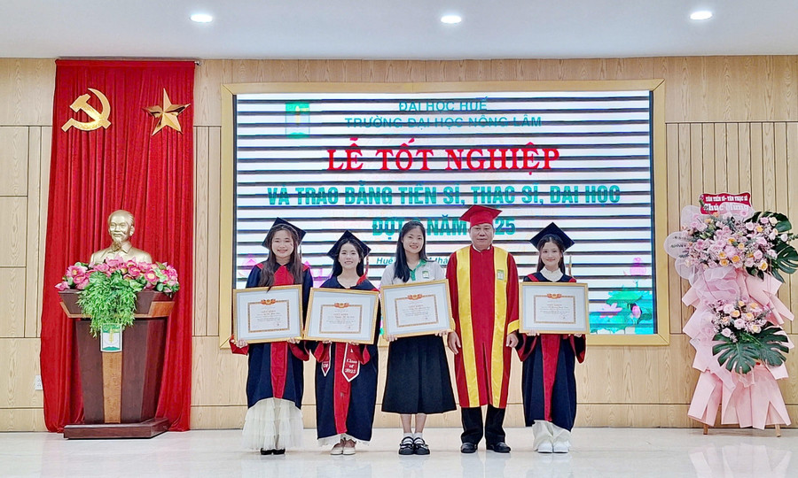 Khen thưởng cho các sinh viên Xuất sắc toàn khóa và nhóm sinh viên đạt giải nghiên cứu khoa học quốc gia. 1-3100.jpg