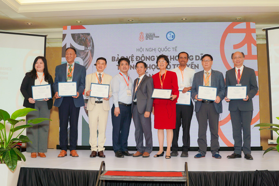 Các diễn giả nhận giấy chứng nhận tại Hội nghị quốc tế về Bảo vệ Động vật hoang dã trong YHCT lần 3. cac-dien-gia-nhan-giay-chung-nhan-tai-hoi-nghi-quoc-te-ve-bao-ve-dong-vat-hoang-da-trong-y-hoc-co-truyen-lan-3.jpg