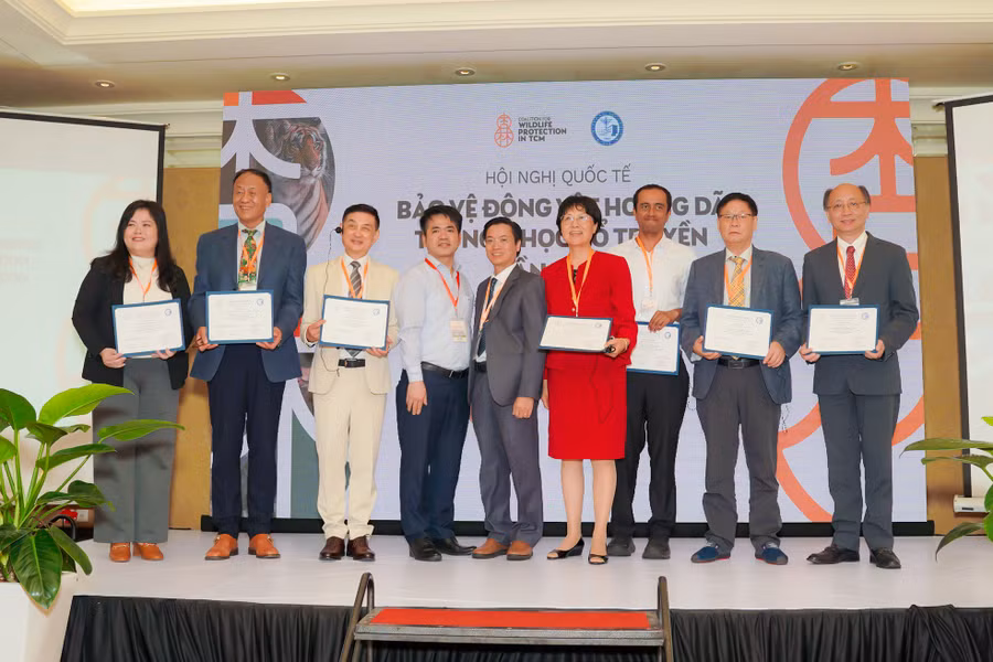 cac-dien-gia-nhan-giay-chung-nhan-tai-hoi-nghi-quoc-te-ve-bao-ve-dong-vat-hoang-da-trong-y-hoc-co-truyen-lan-3.jpg