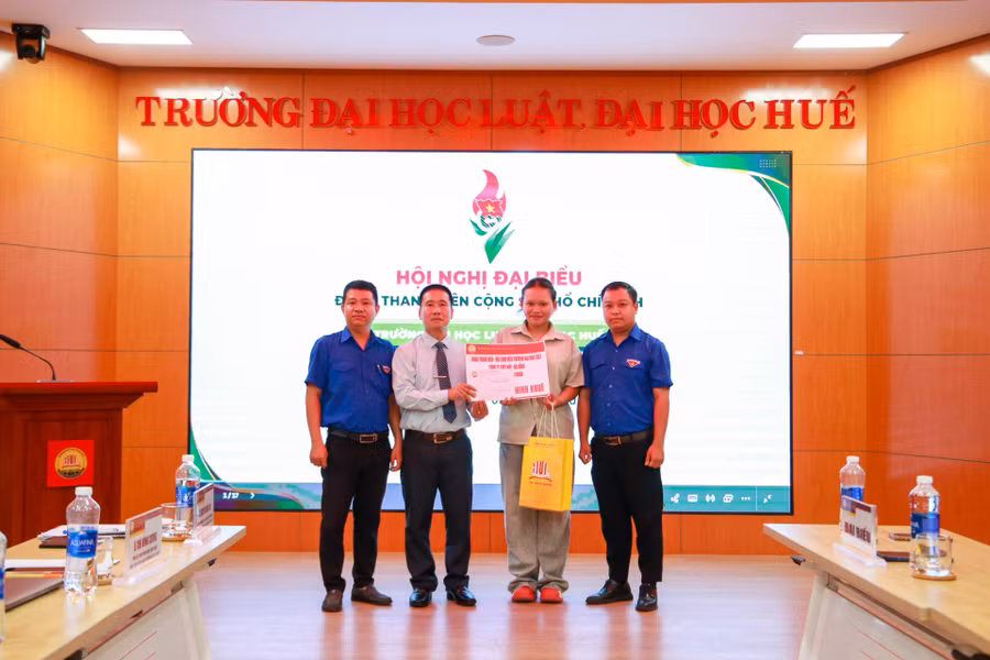 Tân sinh viên Ngô Minh Khuê – cô gái giàu nghị lực vượt qua nghịch cảnh để bước vào giảng đường Luật Huế. (Ảnh: Hoàng Hải)