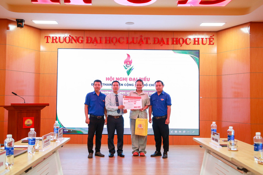 Đại diện Trường Đại học Luật, Đại học Huế trao học bổng, đồng hành cùng Minh Khuê tiếp bước ước mơ tri thức. (Ảnh: Hoàng Hải) 290c7667.jpg
