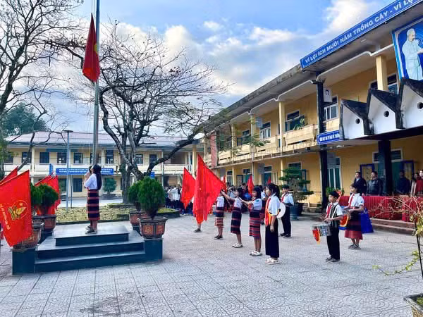 Học sinh Trường THCS-DTNT A Lưới (xã A Lưới 2, TP Huế) trong giờ chào cờ đầu tuần.