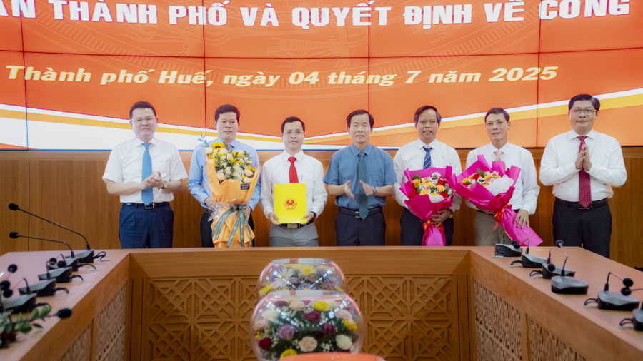 Trao quyết định thành lập các Ban Quản lý dự án khu vực 2 và bổ nhiệm cán bộ lãnh đạo 2-2471.jpg