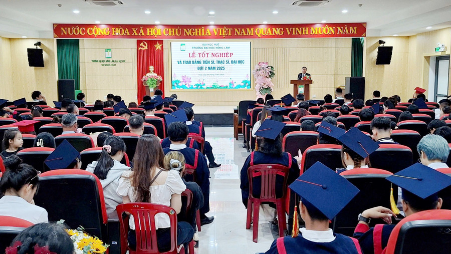 Lễ tốt nghiệp và trao bằng tiến sĩ, thạc sĩ, đại học đợt 2 năm 2025 tại Trường Đại học Nông Lâm, Đại học Huế. 2-410.jpg