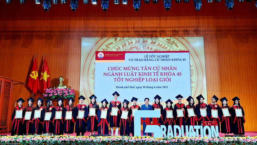 Khen thưởng các tân cử nhân tốt nghiệp loại giỏi. z6689453755795-9fdea5dcd53adb7d5f793b35c8f78c8f.jpg