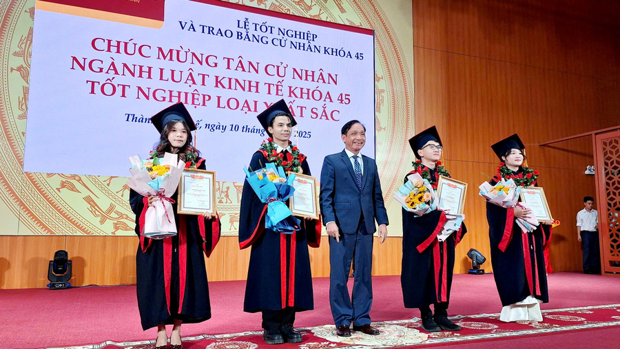Khen thưởng 4 tân cử nhân Ngành luật Kinh tế khóa 45 tốt nghiệp loại xuất sắc. z6689453750302-bef60a64ec850576e83f896dd010faaf.jpg