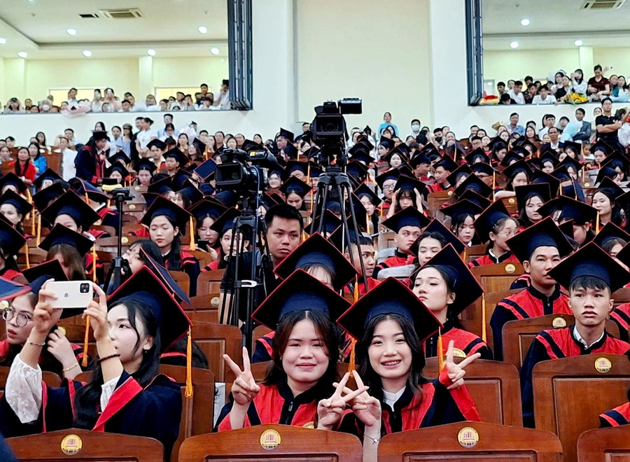 Các tân cử nhân Trường Đại học Luật, Đại học Huế rạng rỡ trong buổi lễ tốt nghiệp. z6689457468926-2223b8948da1147c5b84f251e5974b5d.jpg