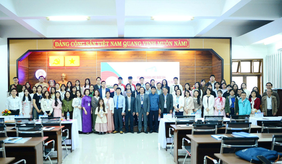 Các đại biểu tham dự Hội thảo Quốc gia Các nhà nghiên cứu trẻ năm 2025 chụp ảnh lưu niệm.