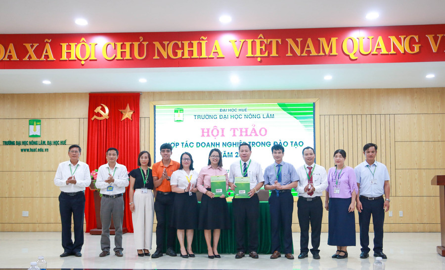 Trường Đại học Nông Lâm, Đại học Huế ký kết hợp tác với doanh nghiệp tại hội thảo.