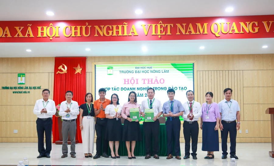 Trường Đại học Nông Lâm, Đại học Huế ký kết hợp tác với doanh nghiệp tại hội thảo.