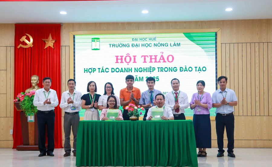 Lãnh đạo Trường Đại học Nông lâm, Đại học Huế ký kết hợp tác với các doanh nghiệp trong đào tạo. 290c6603.jpg