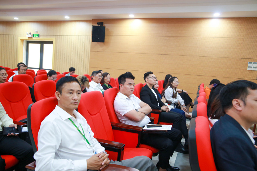 Các đại biểu nghe tham luận tại hội thảo. 290c6584.jpg