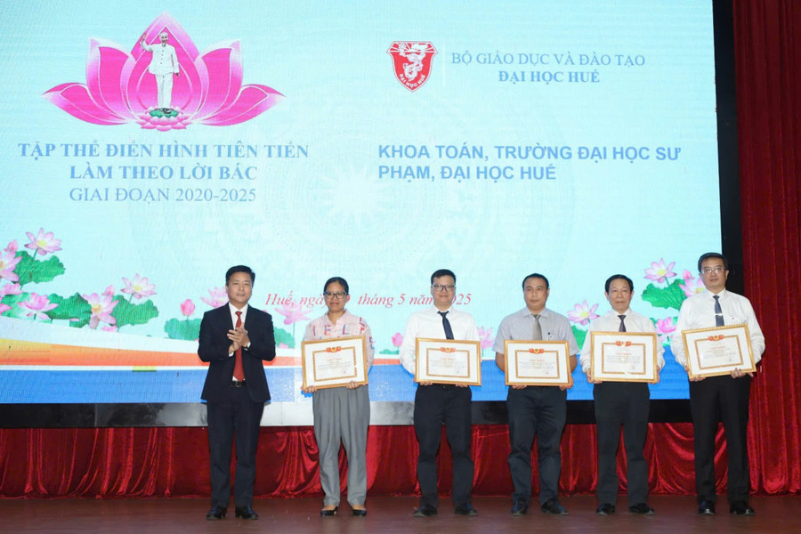 Khen thưởng các tập thể. 8.jpg