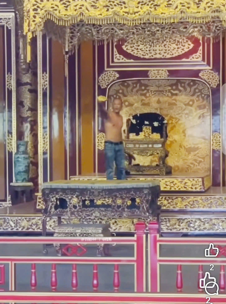 Liên tục có những lời lẽ, hành động mất kiểm soát tại ngai vàng trong Điện Thái Hòa. z6636270713119-74c54ca62372022e9208b8b35d31e329.jpg